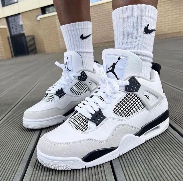 AIR JORDAN 4